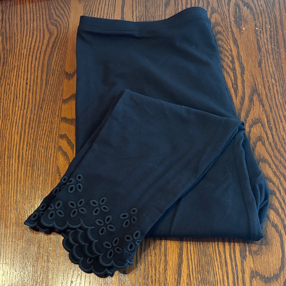 HUE Black Cropped Leggings with Eyelet Hem